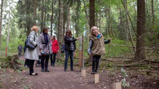 Ihmisiä luontopolulla.