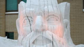 iso mytologinen lumiveistos.