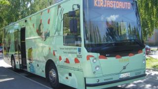 iso vihreä kirjastoauto.