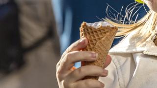 jäätelö lapsen käsissä.