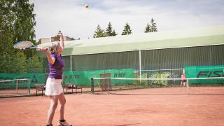 Tenniksen pelaamista.