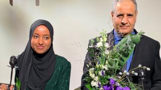 kaksi ihmistä juhlallisessa tunnelmassa.