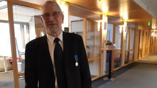 Tasavallan presidentti myönsi vuoden 2023 itsenäisyyspäivänä rikos- ja riita-asioiden vapaaehtoissovittelijalle, Matti Karttuselle Suomen Valkoisen Ruusun I:n luokan mitalin kultaristein.