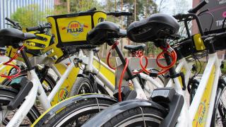 Kaupunkipyöriä telineessä.