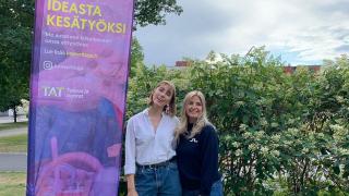 Hymyilevät kesäyrittäjämentorit ja ideasta kesätyöksi banneri.