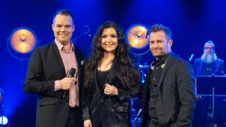 kolme hymyilevää ihmistä mikit käsissä Uusi Toivesäveliä ohjelmasta.