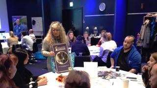 Henkilöitä pöydän ympärillä.