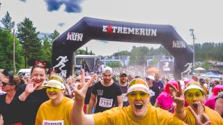 Extremerunin hymyileviä kisailijoita hassuissa asuissa.