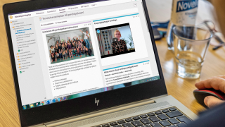 Ihminen asioi läppärillä.