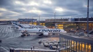 lentokenttä ja Finnair lentokoneet.