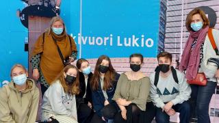 Kuusi opiskelijaa ja kaksi opettajaa.