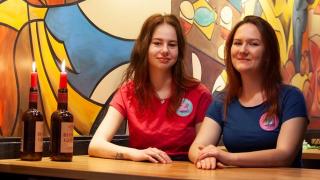 Opiskelijat Jasmin ja Pinja kuvattuna Minttiravintolat Oy:n ravintolassa.