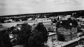 mustavalkoinen valokuva 1960 luvulta Tikkurilan rautatieasemalle.