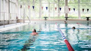 asukas ui uimahallissa