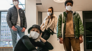 neljä nuorta henkilöä.