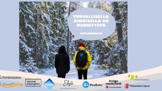 Kaksi ihmistä seisoo talvisessa metsässä. Kuvassa yhteistyökumppaneiden logoja.