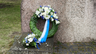 Veteraanipäivän seppele ja kivipaasi.