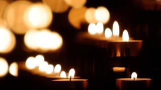 Tuikkuja palamassa portailla.