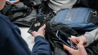 Puhelimia oppilaiden käsissä.