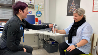 Henkilöltä mitataan puristusvoimaa.