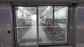 Pyöriä pyöräpysäköintihallissa Tikkurilassa.