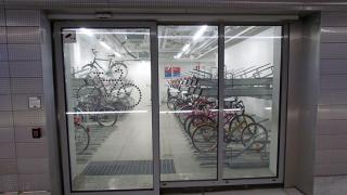 Pyöriä pyöräpysäköintihallissa Tikkurilassa.