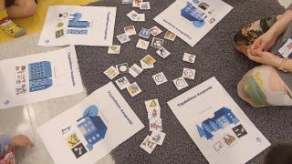 Lapset valitsevat kuvia työpajassa.