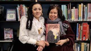 Miranda Schwartz ja Sanna Pellicioni poseeravat kirjan kanssa