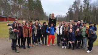 ryhmä nuoria luonnon keskellä.