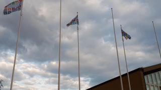 Kestävän kehityksen liput kaupungintalon salossa.