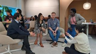 Ihmisiä tapahtumassa.