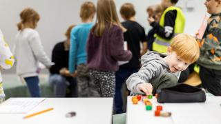 Lapsi ja rakennuspalikoita koulussa