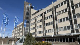 Kuvassa Tamrotalo ja yrityksen lippuja lipputangoissa.