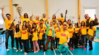 Tempo-orkesteri esityksen jälkeen.