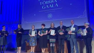 Tärkeissä töissä -gaalan palkinnonsaajia lavalla 4.12.2023