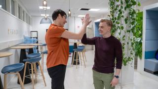 Kaksi ihmistä lyö kädet yhteen.