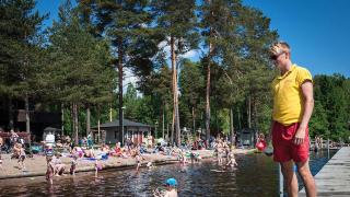 Uimavalvoja valvomassa uimarannalla.