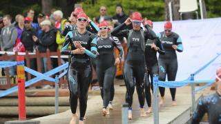 uimarit märkäpuvuissa.