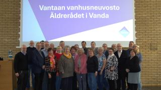 Vanhusneuvoston jäseniä 2025