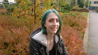 vihreätukkainen nuori henkilö.