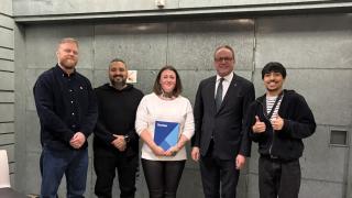 Vuoden vapaaehtoisteon tunnustuksen saaneet yhteiskuvassa Vantaan kaupunginjohtaja Pekka Timosen kanssa.