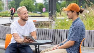 kaksi miestä istumassa.