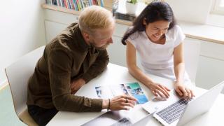 Nainen ja mies tekevät töitä.