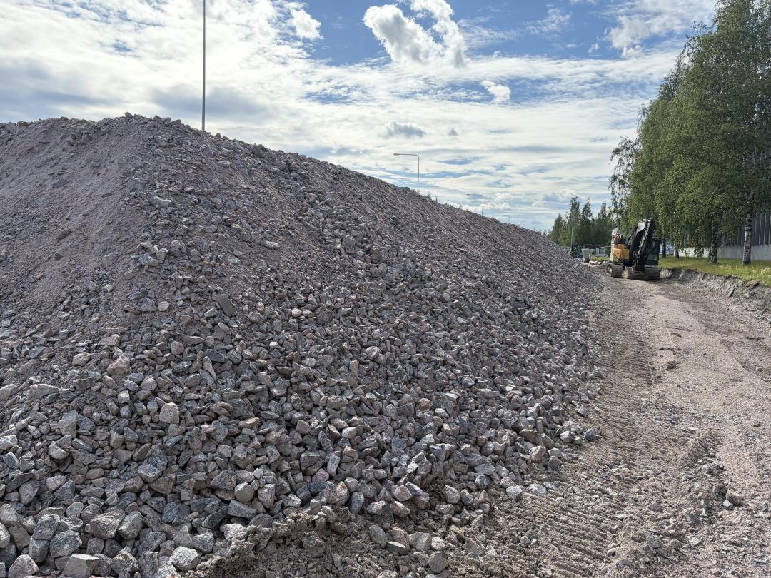 Kivimursketta ja maata eli esikuormituspenger rakennuspaikalla.