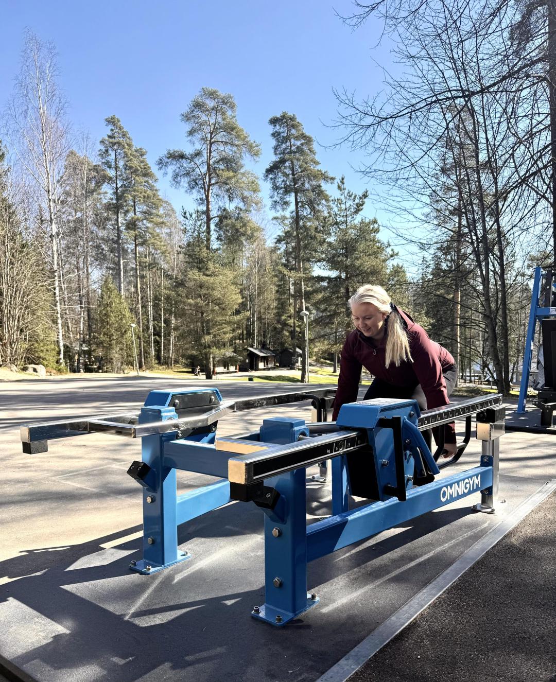 Kuusijärven ulkokuntosalilla kuntoilija multilift laitteessa,