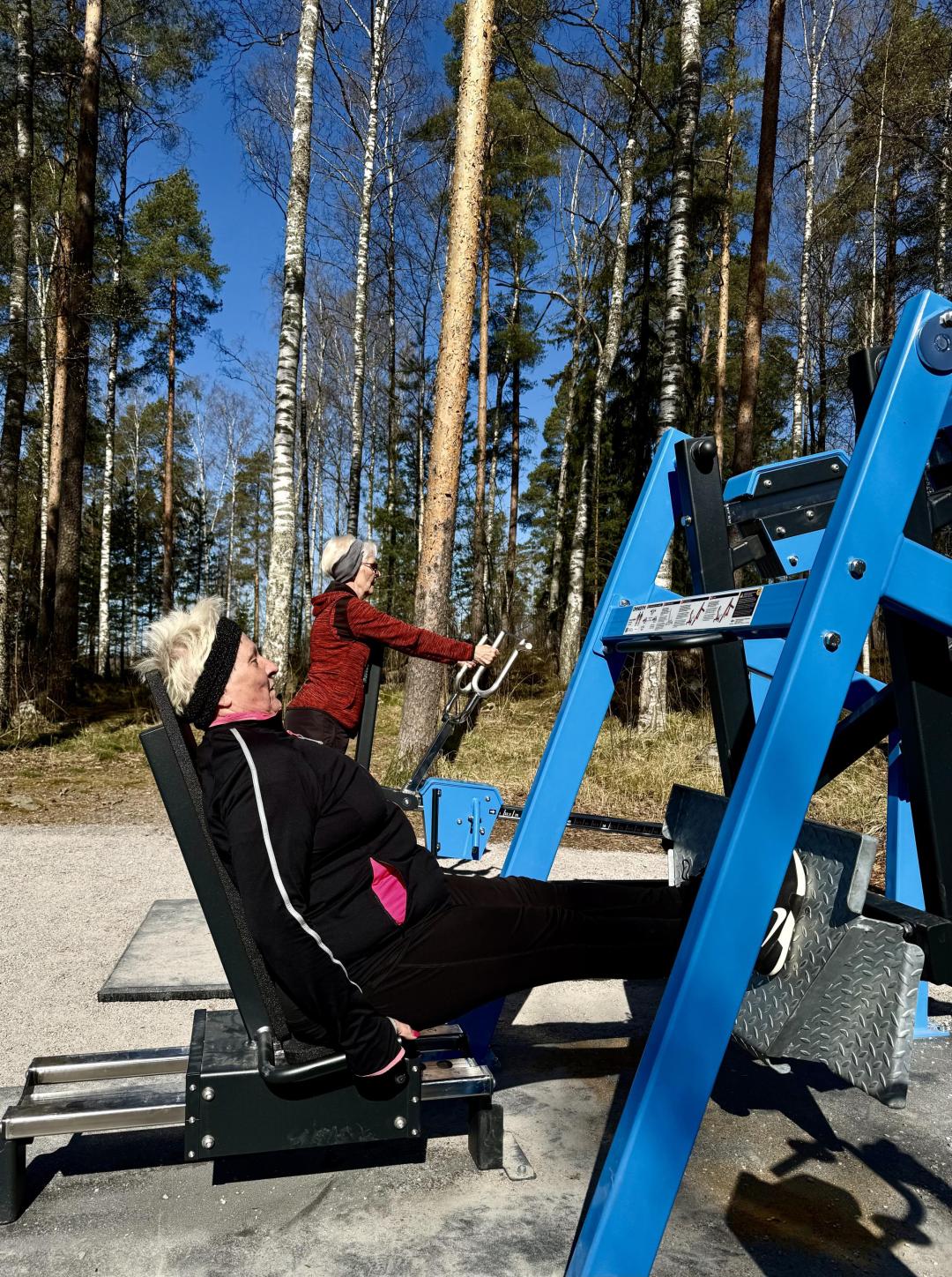 Leppäkorven ulkokuntosalilla senioreita kuntoilemassa. 