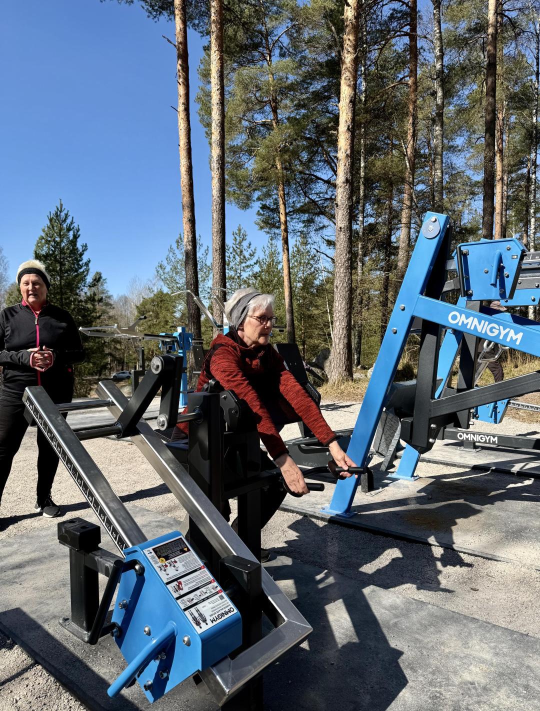 Leppäkorven ulkokuntosalilla senioreita kuntoilemassa.