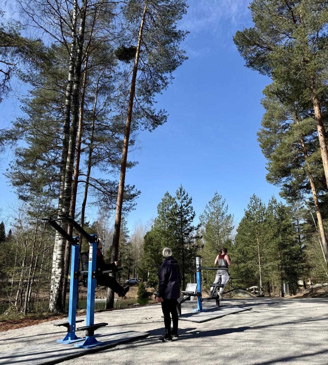 Leppäkorven ulkokuntosalilla kuntoilijoita treenaamassa.