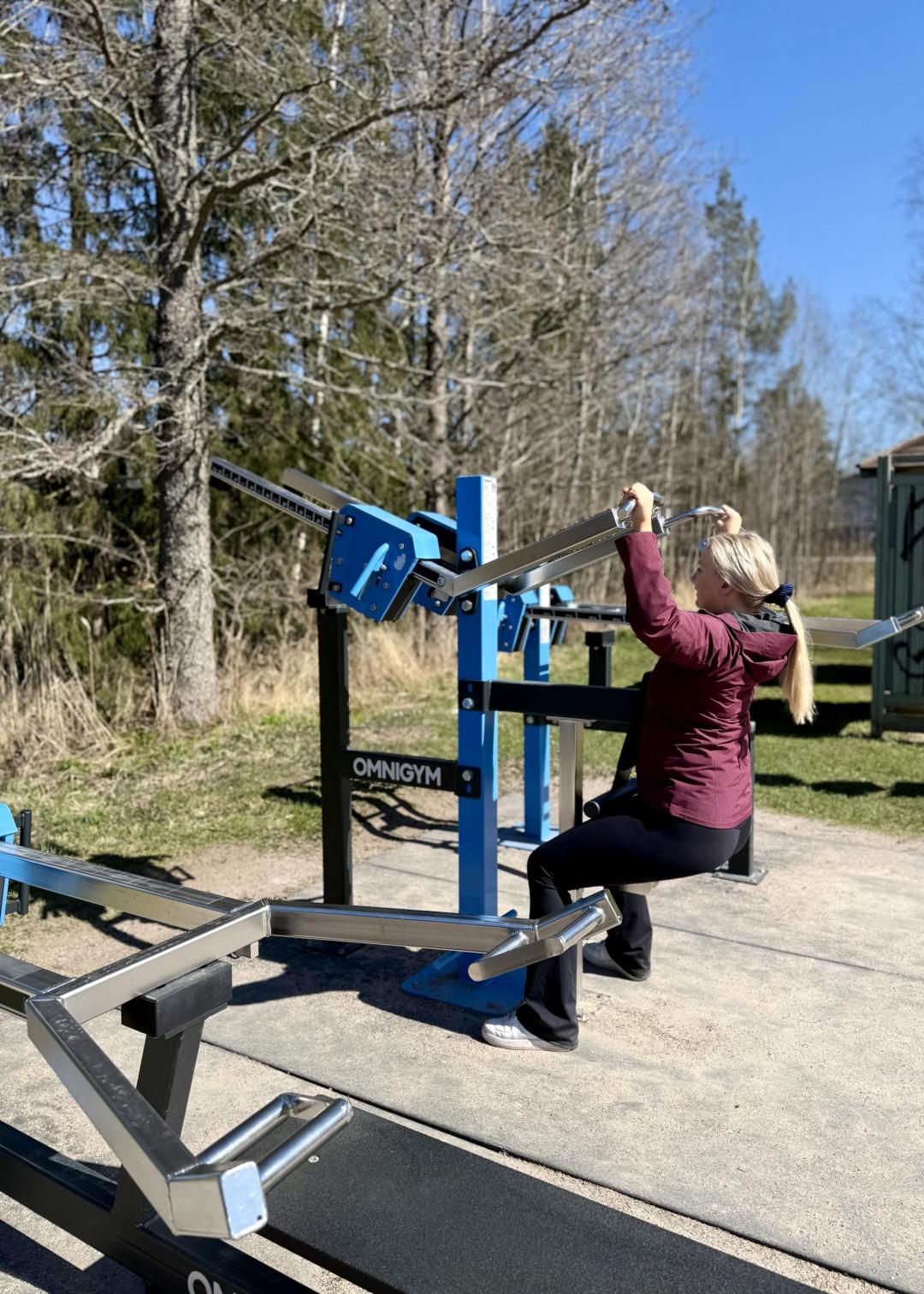 Nikinmäen ulkokuntosalilla kuntoilija ylätaljalaitteessa.