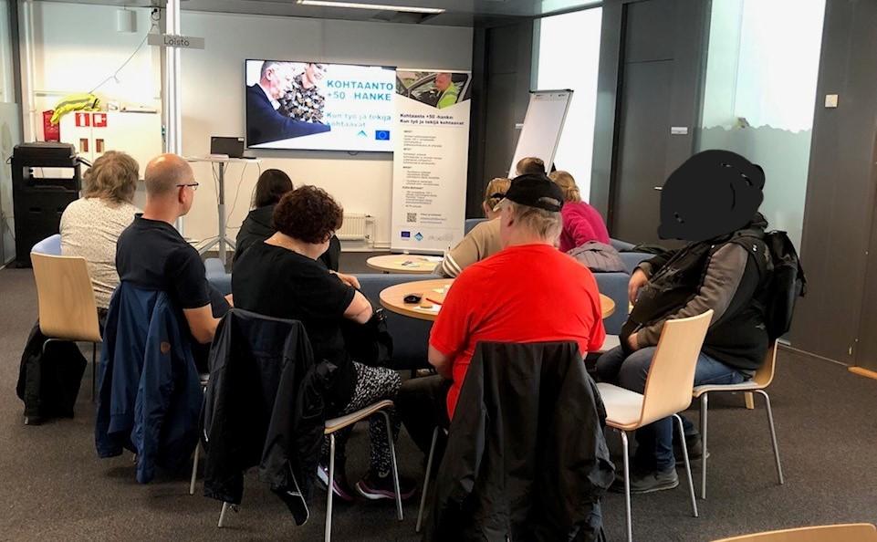 Kuvassa ihmisiä, jotka osallistuivat Kohtaanto +50 -hankkeen tilaisuuteen 4.10.2023. 